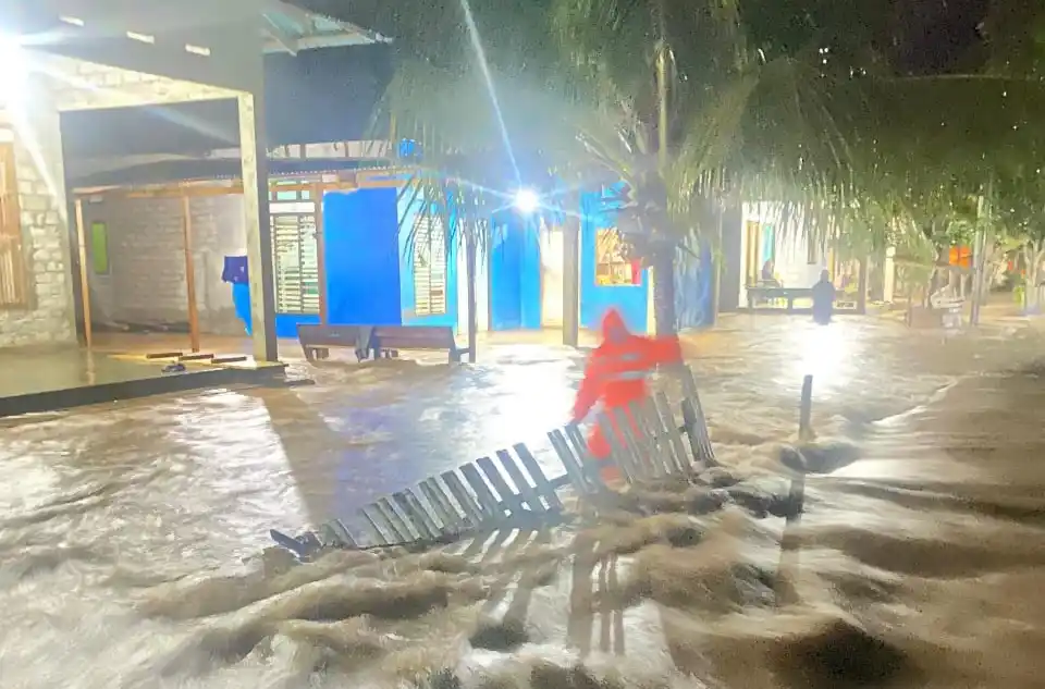 Genangan air setinggi lutut memenuhi jalan utama Desa Tauno, Oba Tengah, usai hujan deras mengguyur sejak Sabtu sore (21/6), (Foto: Istimewa)