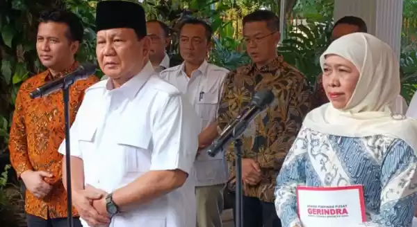 Ketua Umum Partai Gerindra Prabowo Subianto, bersama bakal calon gubernur dan wakil gubernur Jawa Timur Khofifah Indar Parawansa-Emil Elestianto Dardak  di kediaman Prabowo, Jakarta, Jumat (7/6/2024). [Foto: ANTARA]
