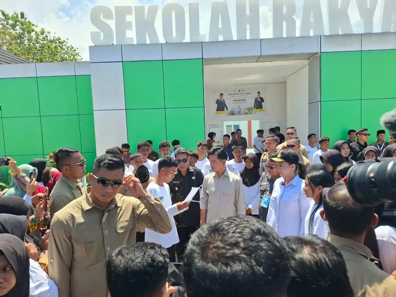 Wapres Gibran Rakabuming Raka dan Gubernur Sherly Tjoand, Mengunjungi Sekolah Rakyat (SR) Desa Akekolano (Foto Istimewa).