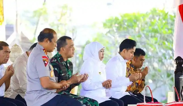 Gubernur Jatim, Khofifah Indar Parawansa mendampingi Wapres RI, Gibran Rakabuming Raka ziarah ke Makam Bung Karno, pada Rabu (18/6/2025). (Foto: Dok/JK)