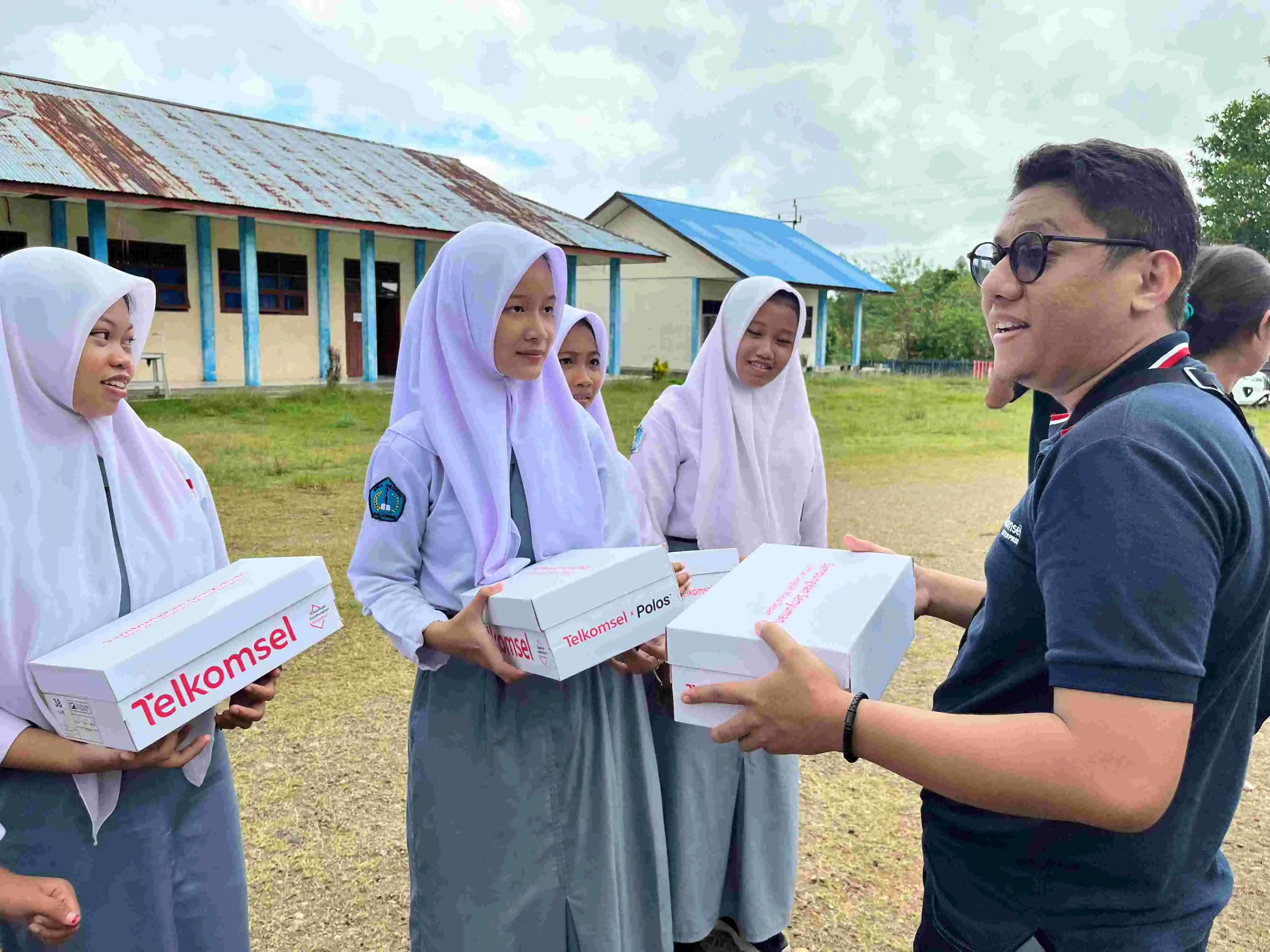 Melalui 'Donasi Sepatu untuk Pelajar di Papua', lebih dari 111 ribu penukaran Poin oleh 39 ribu pelanggan telah dikonversi menjadi ratusan pasang sepatu untuk siswa-siswi di Papua. [Foto: Doc. Telkomsel]