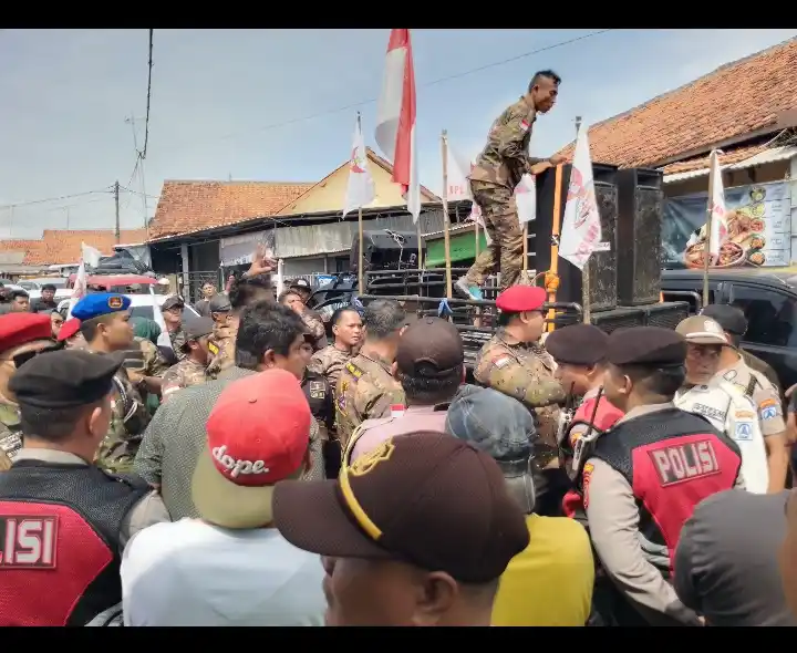 Ratusan anggota GRIB Jaya menggelar aksi demonstrasi di pabrik PT Metro Indonesia, Purwakarta, pada hari ini, Jumat (9/1/2026). Aksi tersebut menyoroti dugaan persoalan perizinan lingkungan serta perlakuan tidak pantas terhadap karyawan..