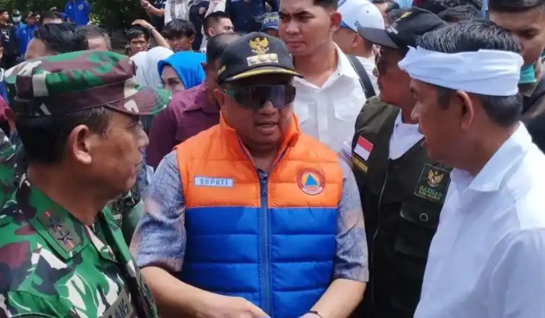 Gubernur Jawa Barat (Jabar) Dedi Mukyadi saat mengunjungi keluarga korban ledakan pemusnahan amunisi di RSUD Pameungpeuk Kabupaten Garut, Jawa Barat (Foto: Ist)