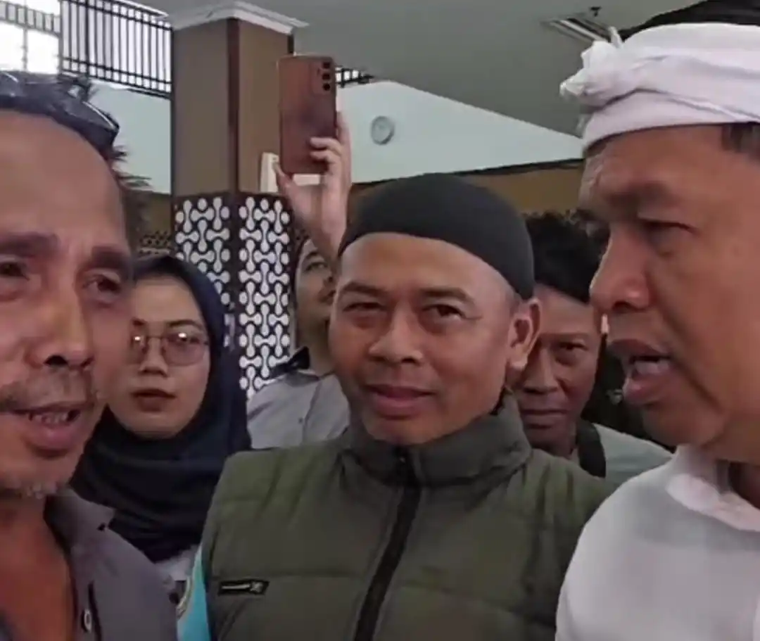 Gubernur Jawa Barat, Dedi Mulyadi saat berbincang dengan para wajib pajak di kantor Samsat Soreang, Kabupaten Bandung pada Rabu (19/3/2025). (Foto: Tangkapan layar)