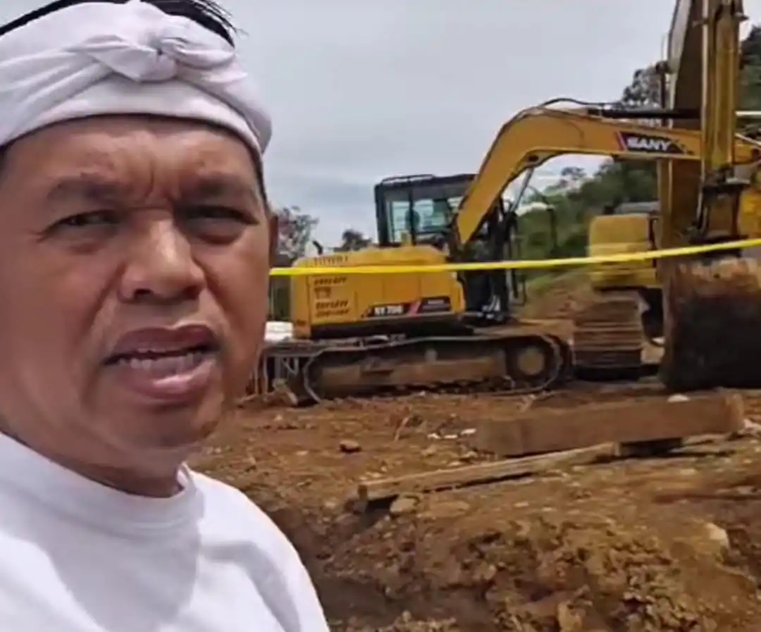 Gubernur Jawa Barat, Dedi Mulyadi saat meninjau area proyek pembangunan wisata Eiger Camp di kaki Gunung Burangrang, Kabupaten Bandung Barat. (Foto: Tangkapan layar)