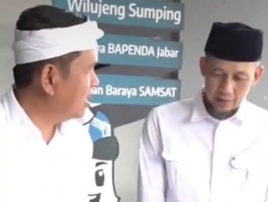 Gubernur Jawa Barat, Dedi Mulyadi saat menyoroti kondisi kursi dan meja di kantor Samsat Soreang, Kabupaten Bandung pada Rabu (19/3/2025). (Foto: Tangkapan layar)