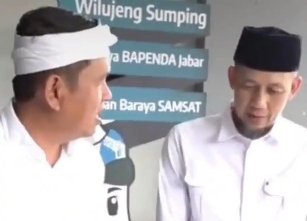 Gubernur Jawa Barat, Dedi Mulyadi saat menyoroti kondisi kursi dan meja di kantor Samsat Soreang, Kabupaten Bandung pada Rabu (19/3/2025). (Foto: Tangkapan layar)