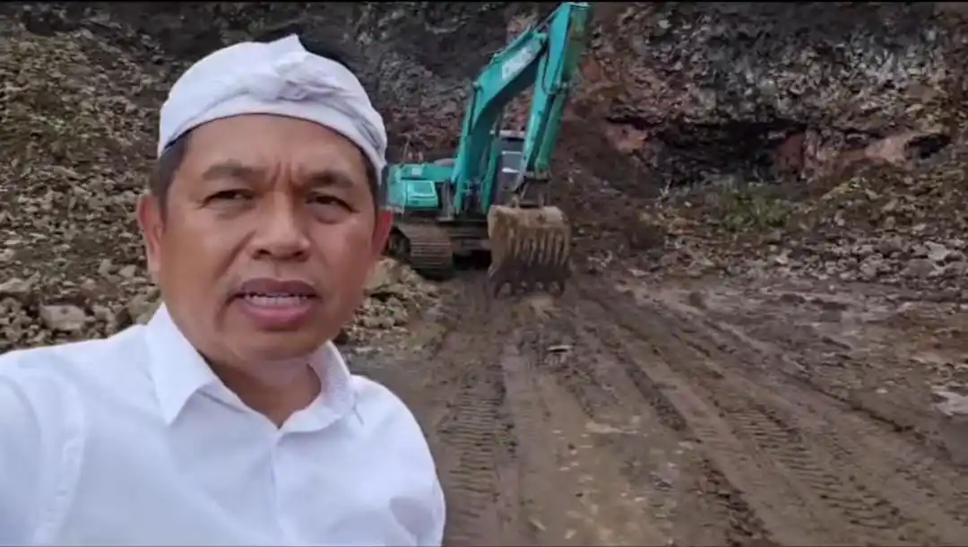 Gubernur Jawa Barat (Jabar) terpilih, Dedi Mulyadi saat berada di area lokasi penambangan yang diduga ilegal (Foto: Dok MI)