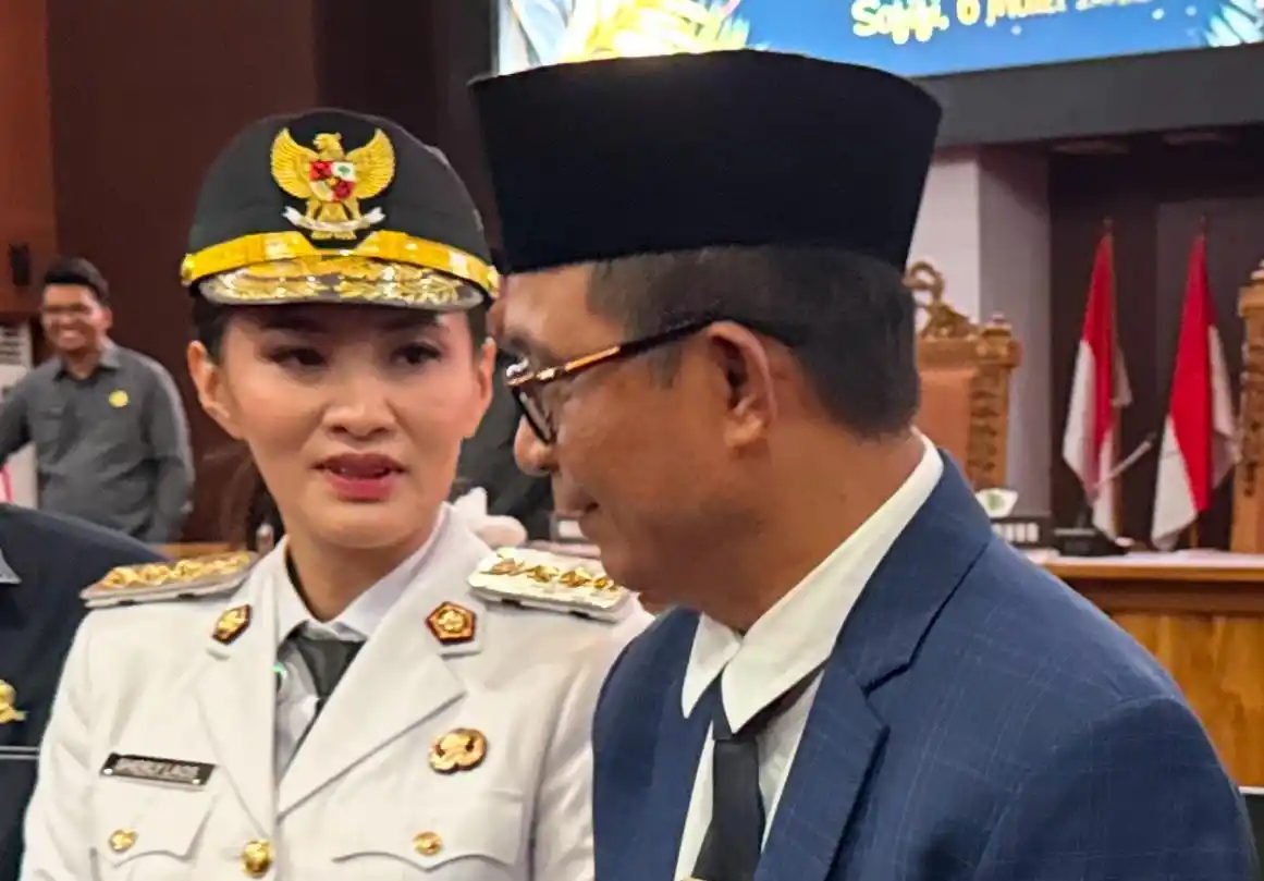 Gubernur Malut, Sherly Tjoanda bersama Plt Kepala Dikbud Abubakar Abdullah di acara paripurna serah terima jabatan, Kamis (6/3/2025). (Foto: MI/Rais Dero)