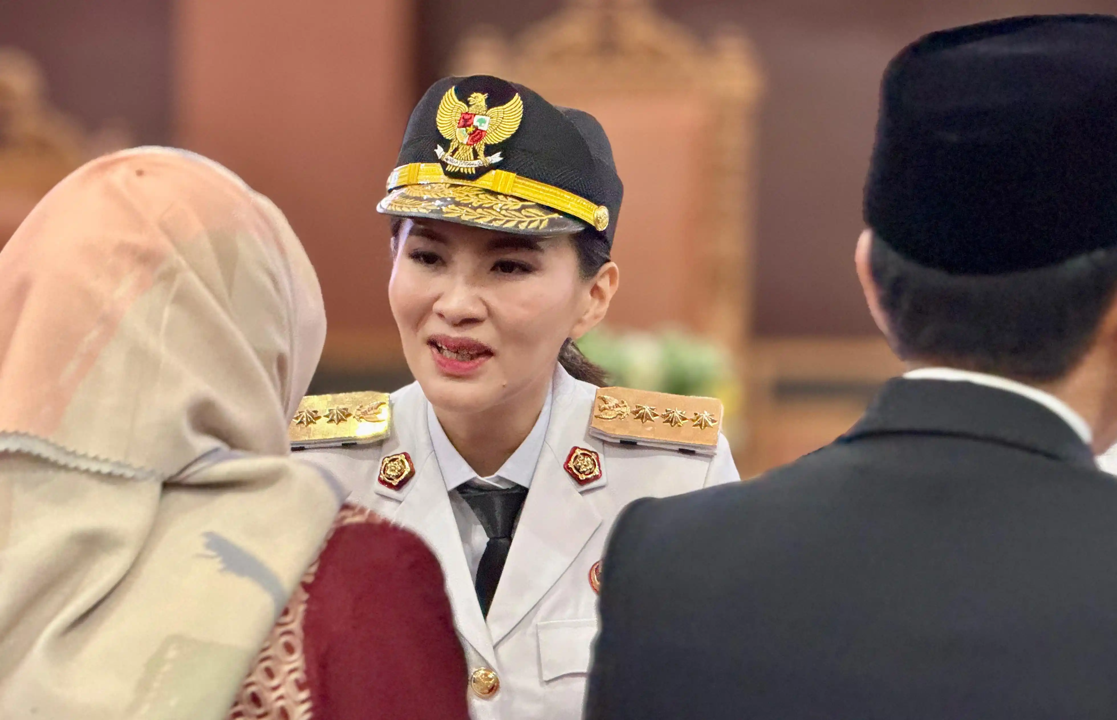 Gubernur Maluku Utara (Malut), Sherly Tjoanda, menerima ucapan selamat dari anggota DPRD dan undangan usai rapat paripurna serah terima jabatan di ruang rapat paripurna DPRD Malut, Sofifi, 6 Maret 2025. (Foto: MI/Rais Dero)