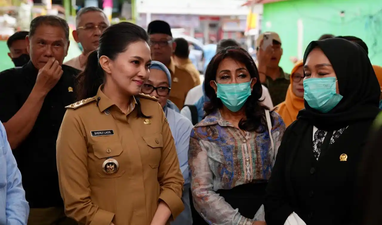 Gubernur Malut, Sherly Tjoanda mendampingi rombongan Komisi IX DPR RI meninjau fasilitas RSUD Chasan Boesoerie Ternate, Senin 11 Agustus 2025 (Foto: Biro Adpim Malut).