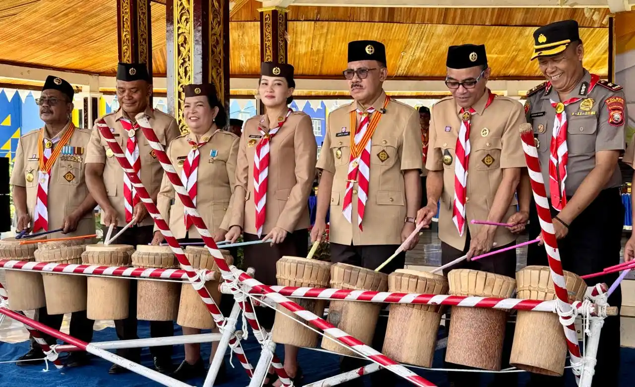 Gubernur Malut Sherly Tjoanda, Ketua Kwarda Pramuka, Muhammad Abusama, Bupati Halbar, James Uang, serta sejumlah pejabat tinggi lainnya secara simbolis memukul tifa sebagai tanda dimulainya Pesta Siaga Kwarda Malut 2025 di Lapangan Sasadu Lamo, Desa Acango, Halbar. (Foto: Dok MI).