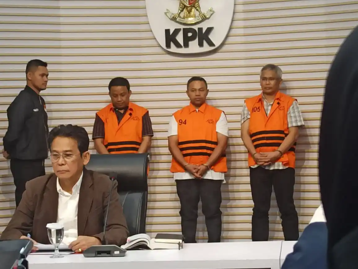 Gubernur Riau Abdul Wahid bersama Kepala Dinas PUPR Pemprov Riau, Muhammad Arif Setiawan (MAS) dan Tenaga Ahli Gubernur Riau, Dani M Nursalam (DAN) mengenakan rompi tahanan KPK, Rabu (5/11/2025) (Foto: Dok MI/Albani Wijaya)