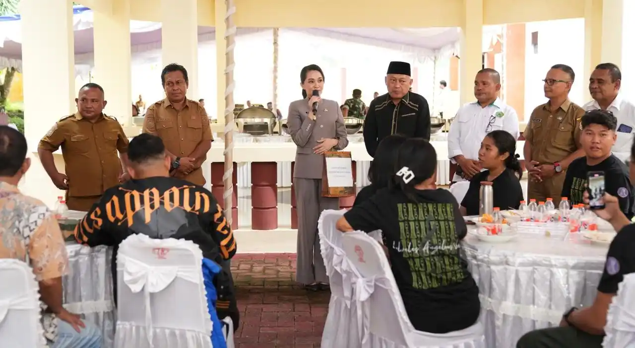 Sherly Tjoanda memberikan arahan kepada peserta paduan suara sebelum berangkat ke ajang NICFF 2025 di IKN (Foto: Biro Adpim)