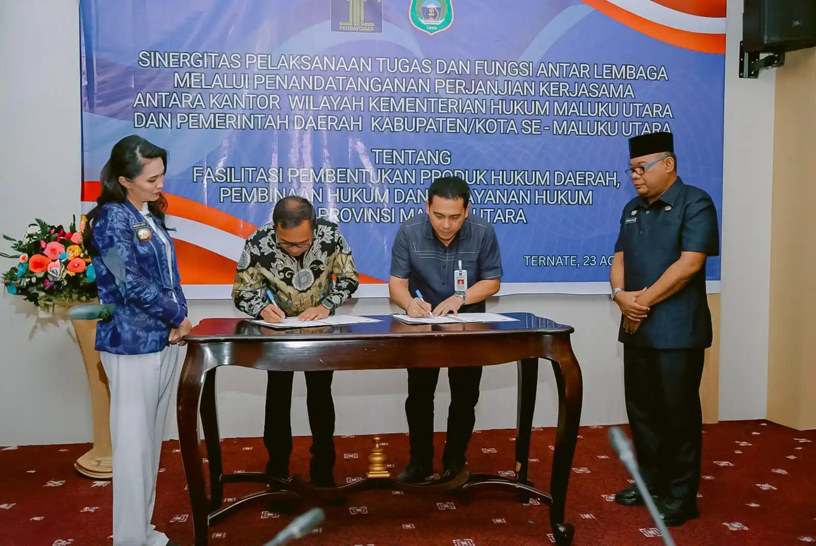 Gubernur Sherly Tjoanda bersama Sekda Samsuddin Abdul Kadir menyaksikan penandatanganan kerja sama dengan Kanwil Kemenkumham Malut. (Foto: Fotografer, Sherly Tjoanda)