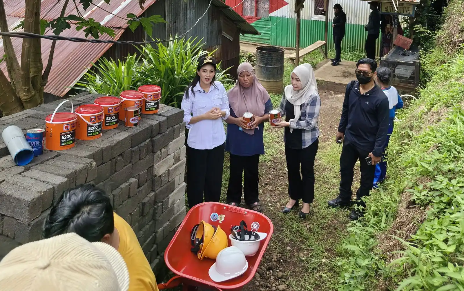 Gubernur Sherly Tjoanda bersama Kadis Perkim Malut, Musrifah Alhadar, menyerahkan secara simbolis bantuan rumah layak huni (RTLH) kepada salah satu penerima di Kota Ternate (Foto: Dok Dinas Perkim Malut)