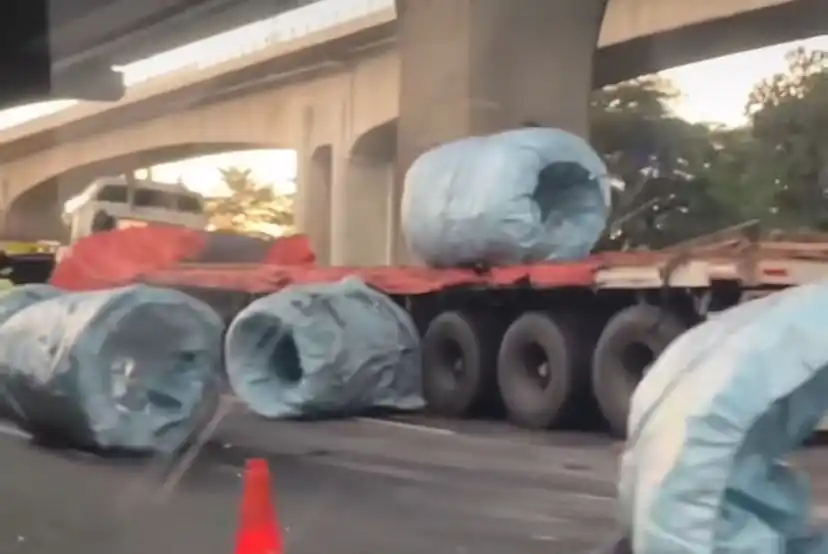 Truk Trailer Muatan Gulungan Baja Kecelakaan di Tol Bekasi [Foto: Instagram/@infobekasi]