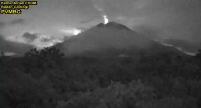Gunung Semeru Kembali Erupsi pada Rabu (8/1/2025) Foto: Ist)
