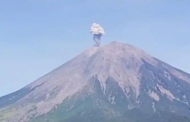Gunung Semeru Kembali Erupsi pada Sabtu (11/1/2025) (Foto: Ist)