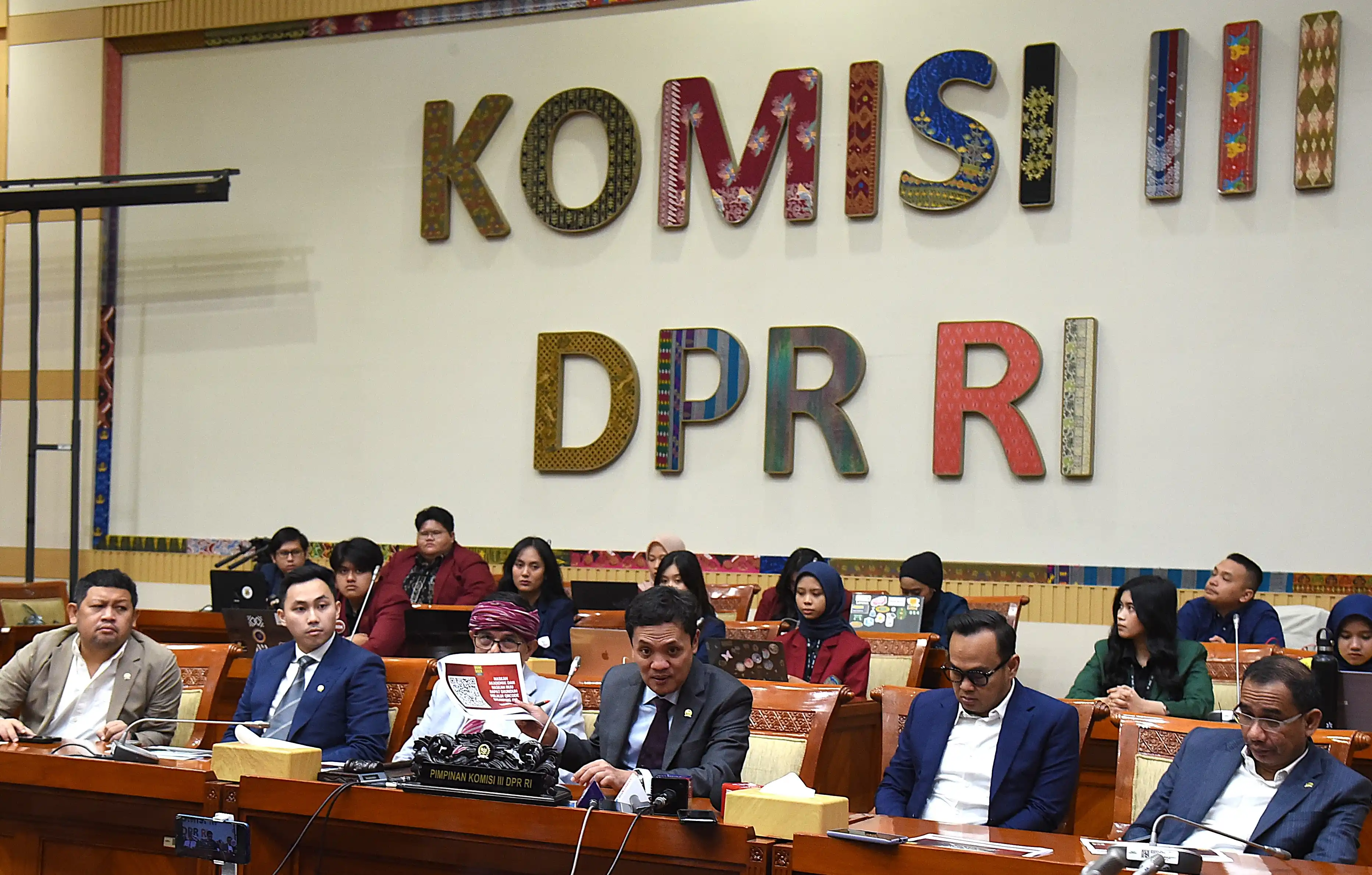 Ketua Komisi III DPR RI, Habiburokhman (tengah). (foto:dpr.go.id)