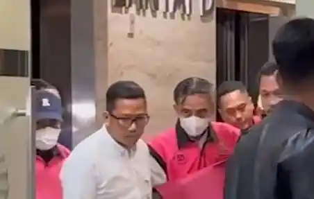 Tiga tersangka digiring masuk ke mobil tahanan Kejagung, Senin (14/4/2025) dini hari (Foto: Dok MI/Aswan)