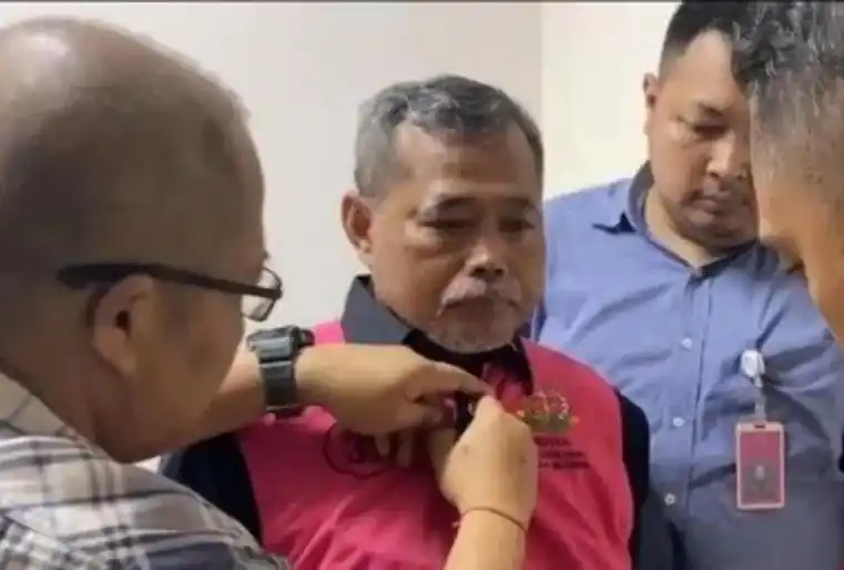 Hakim Djuyamto mengenakan rompi tahanan Kejagung (Foto: Ist)