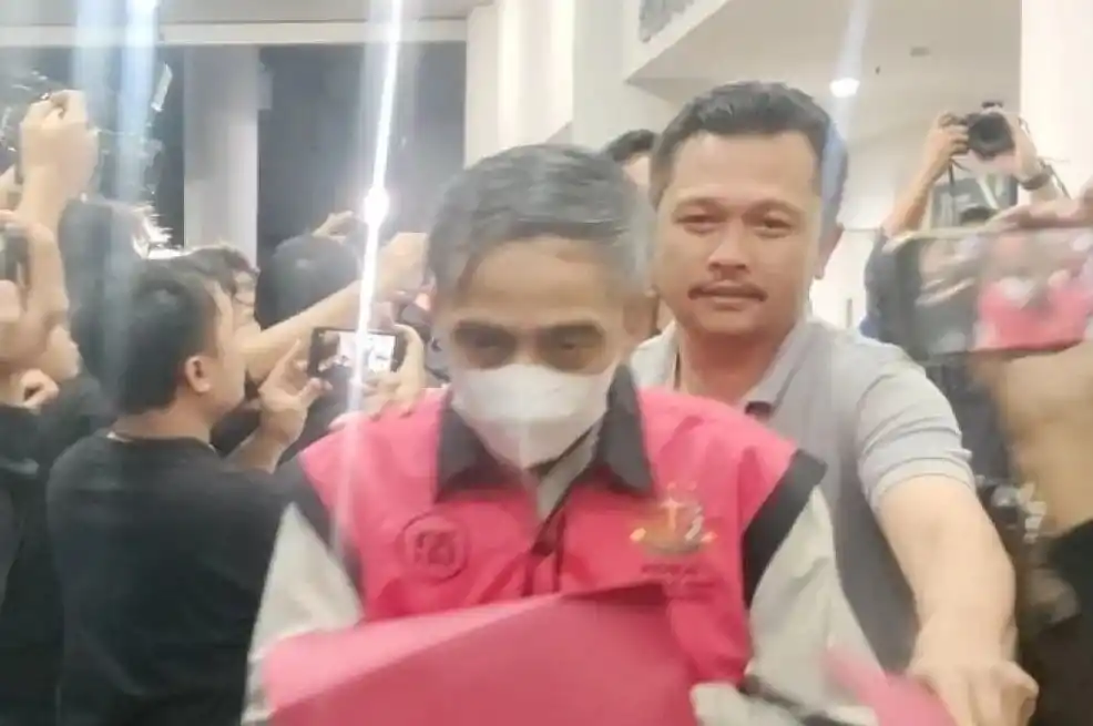Tersangka ASB (Agam Syarif Baharuddin) dibawa menuju mobil tahanan oleh penyidik di Gedung Kejaksaan Agung, Jakarta, Senin (14/4/2025)