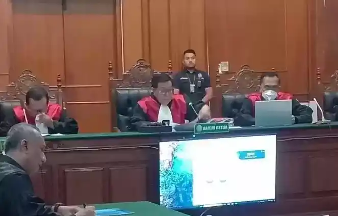 Hakim Erintuah Damanik, Heru Hanindyo, dan Mangapul memimpin jalannya sidang Ronald Tannur di PN Surabaya (Foto: Dok MI)
