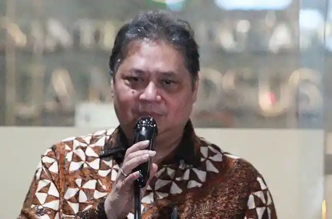 Menko Perekonomian Airlangga Hartarto (kiri) memberikan keterangan kepada wartawan terkait pemeriksaan saksi kasus dugaan korupsi di Gedung Bundar, Kejaksaan Agung, Jakarta, Senin (24/7/2023) (Foto: Dok MI/Aswan)
