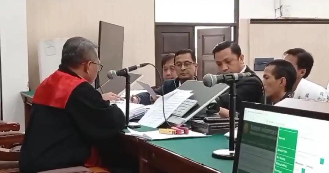 Tim Hukum Hasto Kristiyanto saat berbincang dengan Hakim PN Jaksel, Djuyamto (Foto: Dok MI/Aswan)