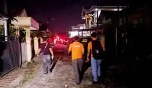 Petugas pemadam kebakaran menuju rumah hakim Pengadilan Negeri (PN) Medan, Khamozaro Waruwu yang terbakar pada Selasa (4/11/2025).