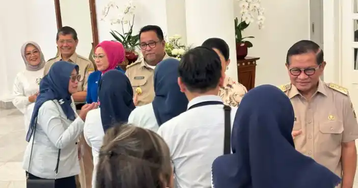 Gubernur dan Wakil Gubernur DKI Jakarta Pramono Anung dan Rano Karno beserta Sekretaris Daerah (Sekda) Marullah Matali didampingi istri bersalam-salaman dengan jajaran Pemprov DKI di Balai Kota Jakarta, Selasa (8/4/2025). [Foto: Ant]