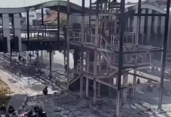 Halte Transjakarta Pasar Senen yang dibakar massa pada demo insiden ojol pada Jumat (29/8/2025). [Foto: Ist]