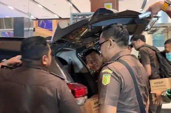 Pihak Kejagung RI terpantau keluar dari gedung Ditjen Migas dengan sejumlah tumpukan box dimasukkan ke dalam 2 mobil Kejagung RI pukul 18.44 WIB, Senin (10/2/2025) (Foto: Dok MI/Aswan)