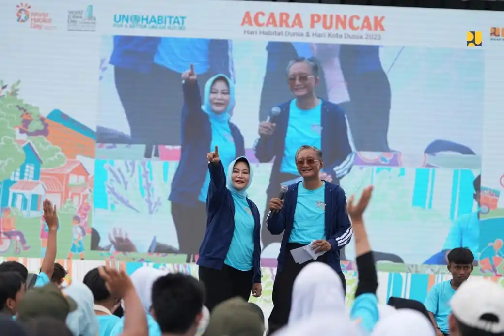 Menteri Pekerjaan Umum Dody Hanggodo menghadiripuncak peringatan Hari Habitat Dunia dan Hari Kota Dunia 2025 di Sekolah Rakyat Menengah Atas (SRMA) 13 Sentra Pangudi Luhur, Kota Bekasi, Senin (27/10). (Foto: PU)