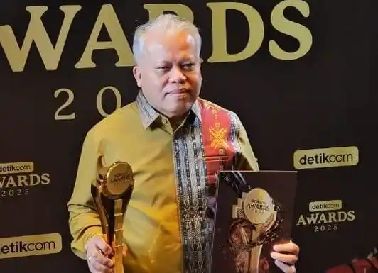 Kepala Kejaksaan Tinggi (Kajati) Sumatera Utara (Sumut) Harli Siregar meraih anugerah detikcom Awards 2025. Harli mendapat anugerah kategori Tokoh Pendorong Keterbukaan Informasi Lembaga Hukum.