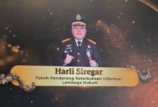 Kajati Sumut, Harli Siregar, menerima penghargaan Detikcom Award sebagai “Tokoh Pendorong Keterbukaan Informasi Lembaga Hukum” yang diselenggarakan di Westin Hotel Jakarta, Selasa (25/11/25). (Foto: Dok MI/Adelio Pratama)