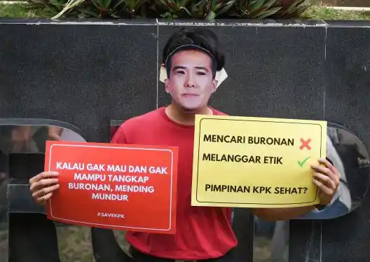 Aktivis Indonesia Corruption Watch (ICW) beraksi teatrikal memperingati 4 tahun menghilangnya buronan KPK Harun Masiku di depan Gedung Merah Putih KPK, Jakarta, Senin (15/1/2024).