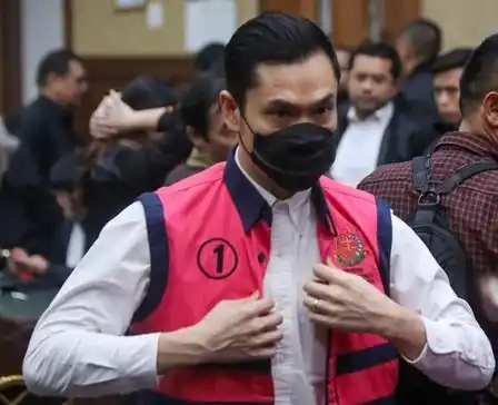 Terdakwa kasus dugaan korupsi tata niaga komoditas timah di wilayah izin usaha pertambangan (IUP) PT Timah tahun 2015-2022, Harvey Moeis saat menjalani sidang Pembacaan Tuntutan di Pengadilan Tipikor, Jakarta, Senin (9/12/2024).