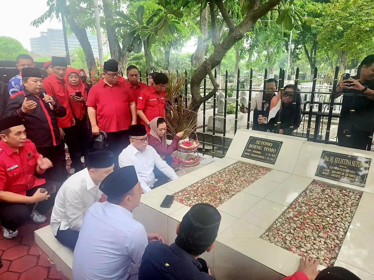 Hasto Kristiyanto berziarah ke makam Bung Tomo di TPU Ngagel, Wonokromo, Surabaya. (Foto. Ist)