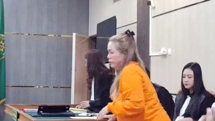 Helen Dian Krisnawati, terdakwa kasus narkotika saat di ruang sidang Pengadilan Negeri Jambi (Foto: Ist)