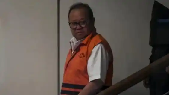 Pemilik PT Sakti Mait Jaya Langit, Hendarto berjalan mengenakan rompi tahanan usai diperiksa di Gedung Merah Putih KPK, Jakarta, Kamis (28/8/2025). KPK menetapkan Hendarto sebagai tersangka dugaan tindak pidana korupsi terkait penerimaan fasilitas kredit oleh Lembaga Pembiayaan Ekspor Indonesia (LPEI) yang merugikan keuangan negara mencapai Rp1,7 triliun. ANTARA FOTO/Hafidz Mubarak A/bar