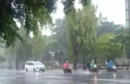 Sejumlah kendaraan terlihat ditengah jalan yang hujan