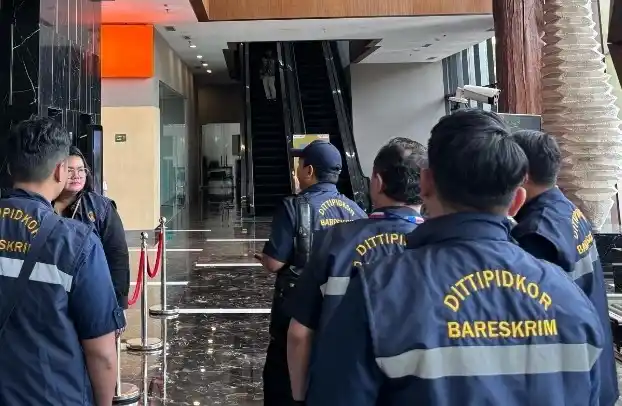 Tim Kortas Tipikor Polri melakukan penggeledahan di Gedung HK Tower yang berada di Jalan MT Haryono, Cawang, Jakarta Timur (Foto: Dok MI/Ist)