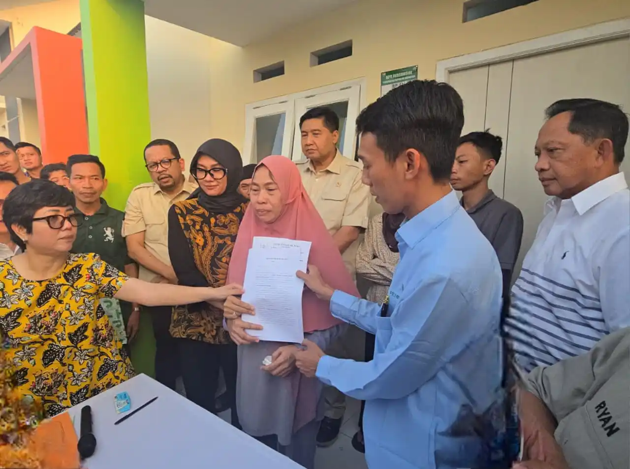 Ibu dari Affan Kurniawan saat Menerima Bantuan Rumah dari Pemerintah (Foto: Dok MI)
