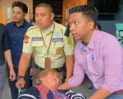 Ibunda terdakwa Helena Lim, Hoa Lian dikeluarkan dari ruang persidangan di Pengadilan Tipikor Jakarta, Senin (30/12/2024). (Foto: ANTARA)