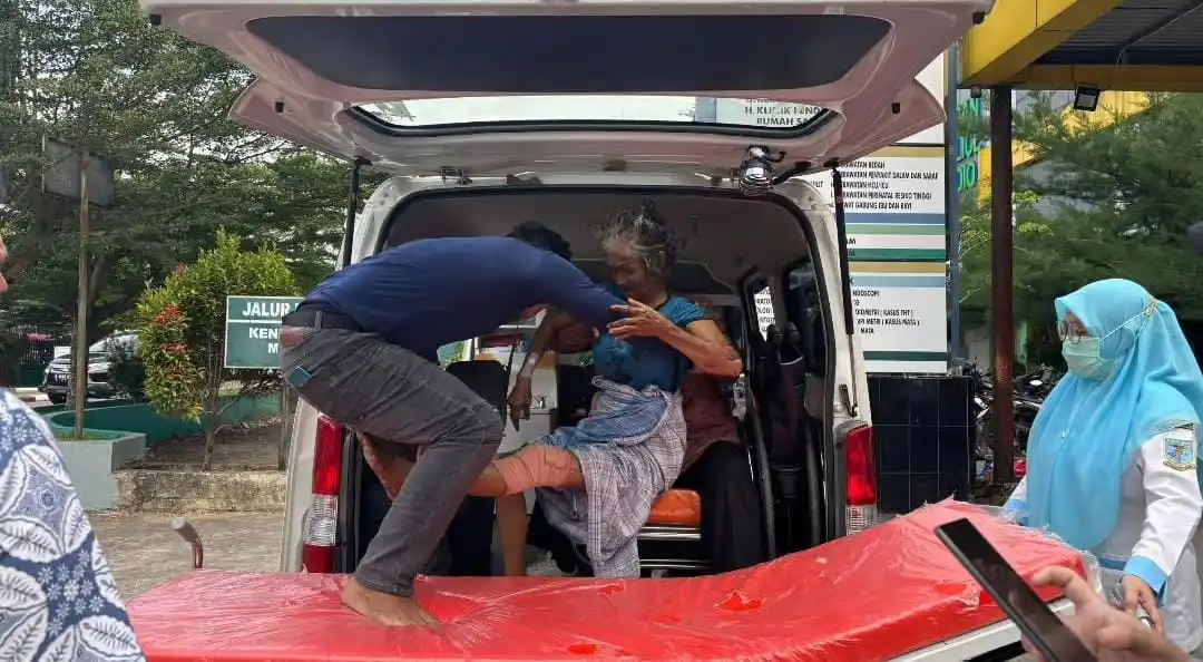 Petugas Dinas Sosial Kota Jambi menjemput korban kebakaran RSUD Abdul Manap (Foto: Dok/MI)