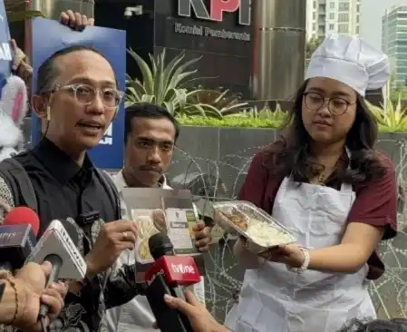 Peneliti Indonesia Corruption Watch (ICW) Wana Alamsyah saat melaporkan dugaan korupsi dana haji 2025, Selasa (5/8/2025) (Foto: Dok MI/Aswan)