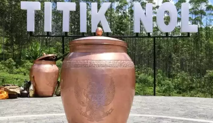 Sebuah kendi yang berisi tanah dan air dari seluruh provinsi se-Indonesia usai seremoni ritual Kendi Nusantara di titik nol Ibu Kota Negara (IKN) Nusantara di Kecamatan Sepaku, Penajam Paser Utara, Kalimantan Timur, Senin (14/3/2022)