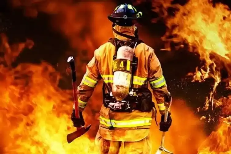 Ilustrasi - Petugas damkar padamkan Api, Kebakaran di Senen Tewaskan dua orang (Foto: Ist)